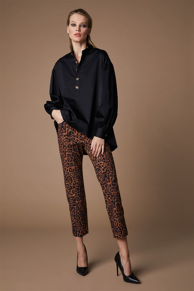 Picture of Five-pocket cropped pants in elastic leopard print fabric BROWN