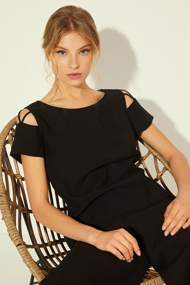 Picture of Blouse in a slightly stylized line BLACK