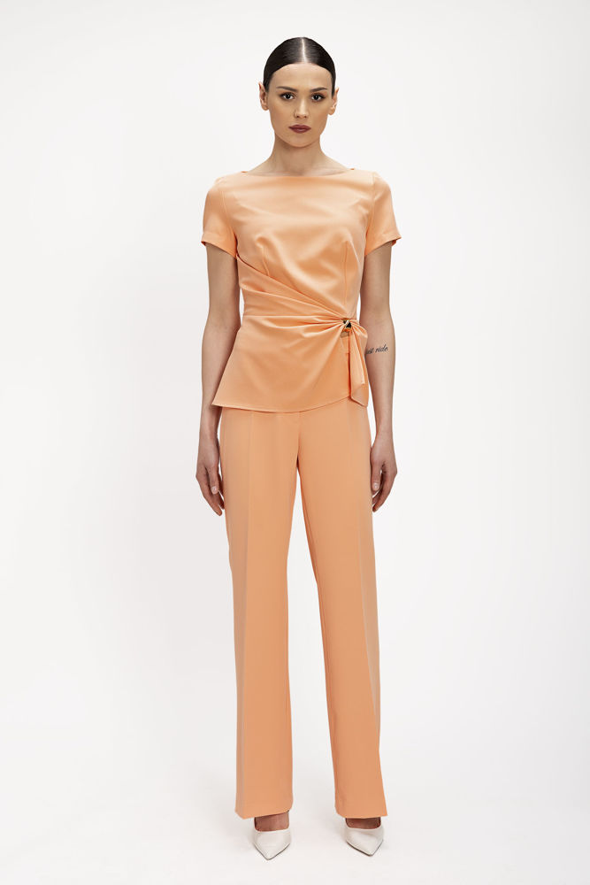 Μπλούζα σε κρεπ ελαστικό με ντραπέ και χρυσό διακοσμητικό θυλάκι peach