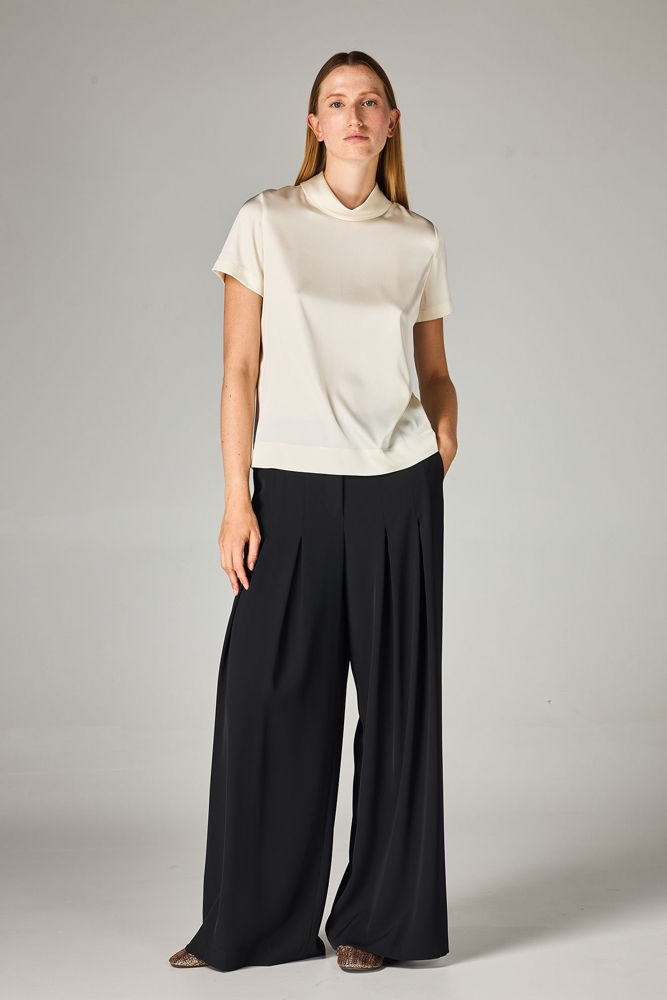 Παντελόνι wide leg σε λεπτό κρεπ με πιέτες  μαυρο